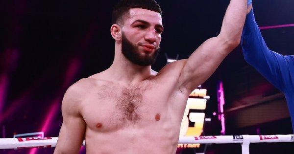 Два чемпіонські пояси після двох нокдаунів - непереможений українець вразливо розправився з мексиканцем на європейському рингу.