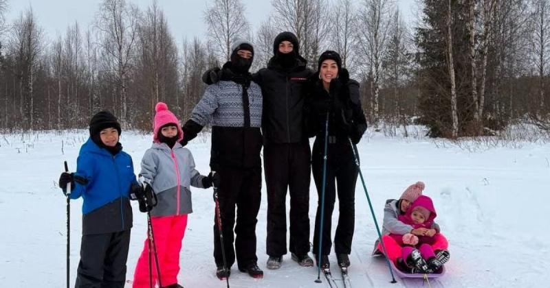 Займалися лижним спортом і милувалися північним сяйвом: Джорджина Родрігес разом із своїми дітьми та партнером відправилася в подорож до Лапландії.