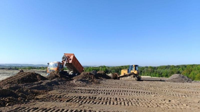 Грунтом засипають територію Грибовицького сміттєзвалища.