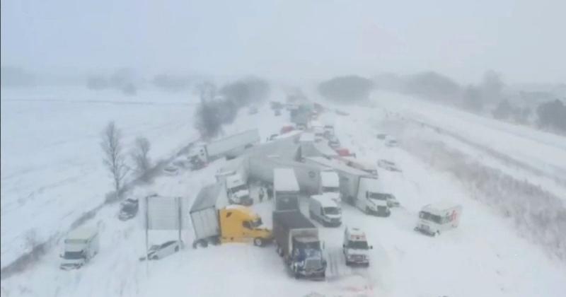 Снігова буря призвела до великої аварії: 100 автомобілів потрапили в зіткнення (фото)