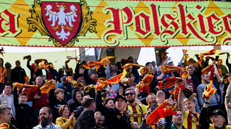 Екстракласa вражає новими досягненнями: польські футбольні клуби заробляють мільйони, заповнюють стадіони та демонструють вражаючі результати в Лізі конференцій.