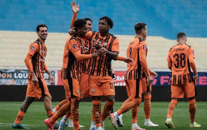 Ахметов на трибунах, а вражаючий удар у 