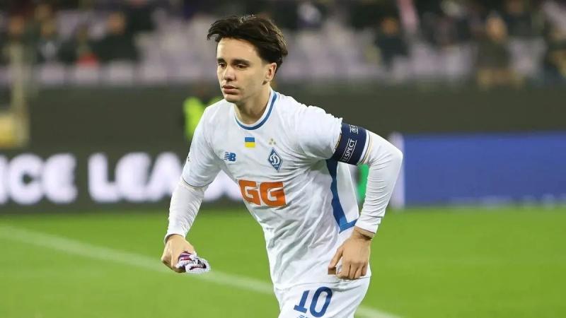 У ході зустрічі між командами Динамо і Карабахом раптово на перший план вийшов один з футболістів - Футбол24.